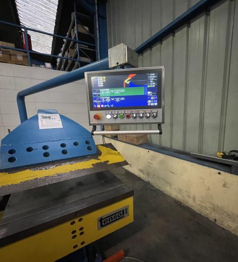 CNC 01V Steuerung an einer Abkantpresse